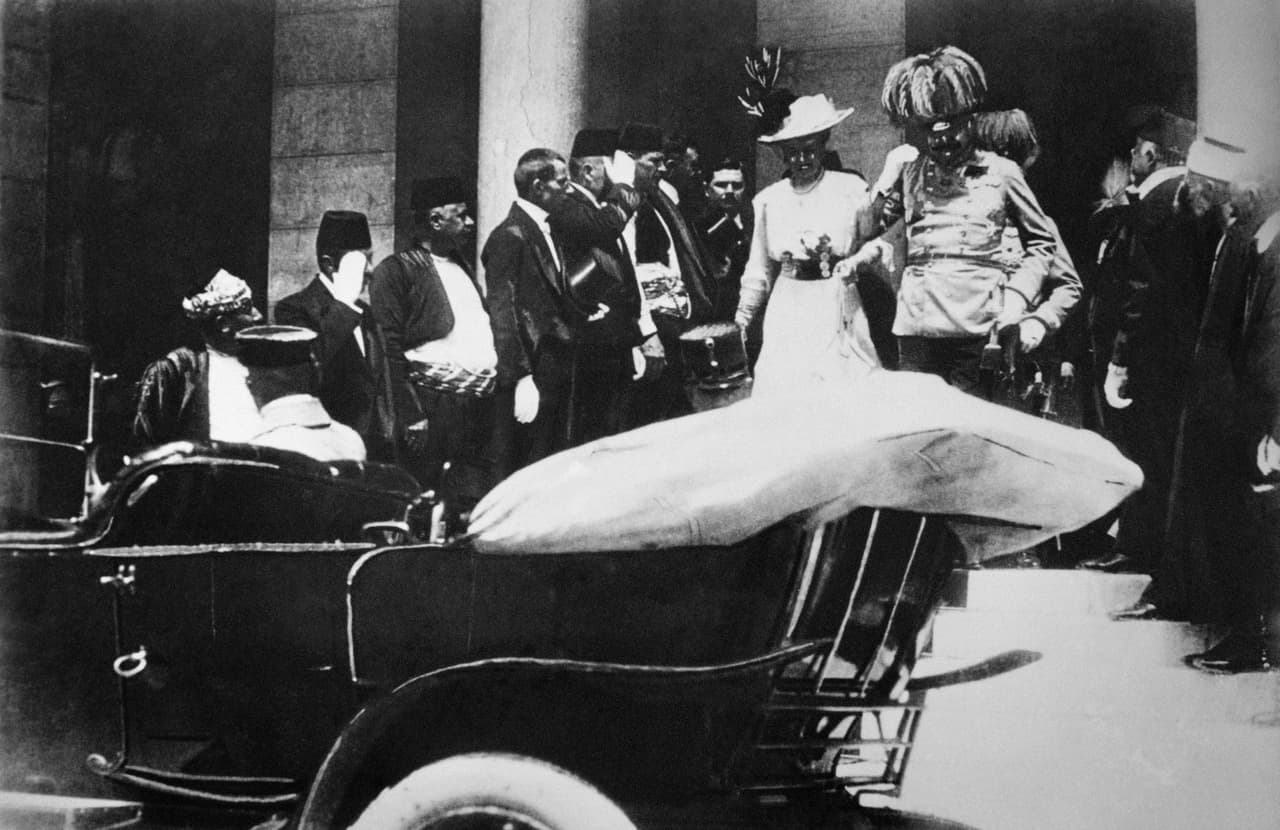 <b>El Gräf & Stift Double Phaeton de 1910 en el que fue asesinado el archiduque Francisco Fernando de Austria</b>
<br>
<br>El 28 de junio de 1914 un nacionalista serbio llamado Gavrilo Princip asesinó a tiros a Francisco Fernando de Austria, heredero del trono del Imperio austrohúngaro, y a su esposa Sofía, duquesa de Hohenberg, en las calles de Sarajevo, cuando se dirigían a visitar a algunos de sus escoltas que habían sido heridos en un intento de magnicidio ocurrido en horas de la mañana, ese mismo día.
<br>
<br>Este incidente fue el detonante de la Primera Guerra Mundial, que terminó con un saldo de 18 millones de muertos y 23 millones de heridos.
<br>
<br>En la imagen vemos al archiduqe y a la duquesa saliendo del ayuntamiento de Sarajavo para abordar su último viaje en automóvil.