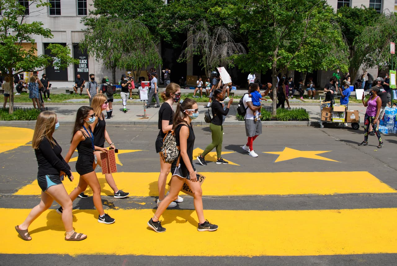 Manifestantes protestan sobre las gigantescas letras. La muerte de Floyd el pasado 25 de mayo reabrió la herida del racismo estructural y de crónicos abusos policiales en el país, especialmente cuando se supo que un policía blanco presionó su cuello con su rodilla durante 8 minutos y 46 segundos mientras él se encontraba tendido sobre el pavimento.