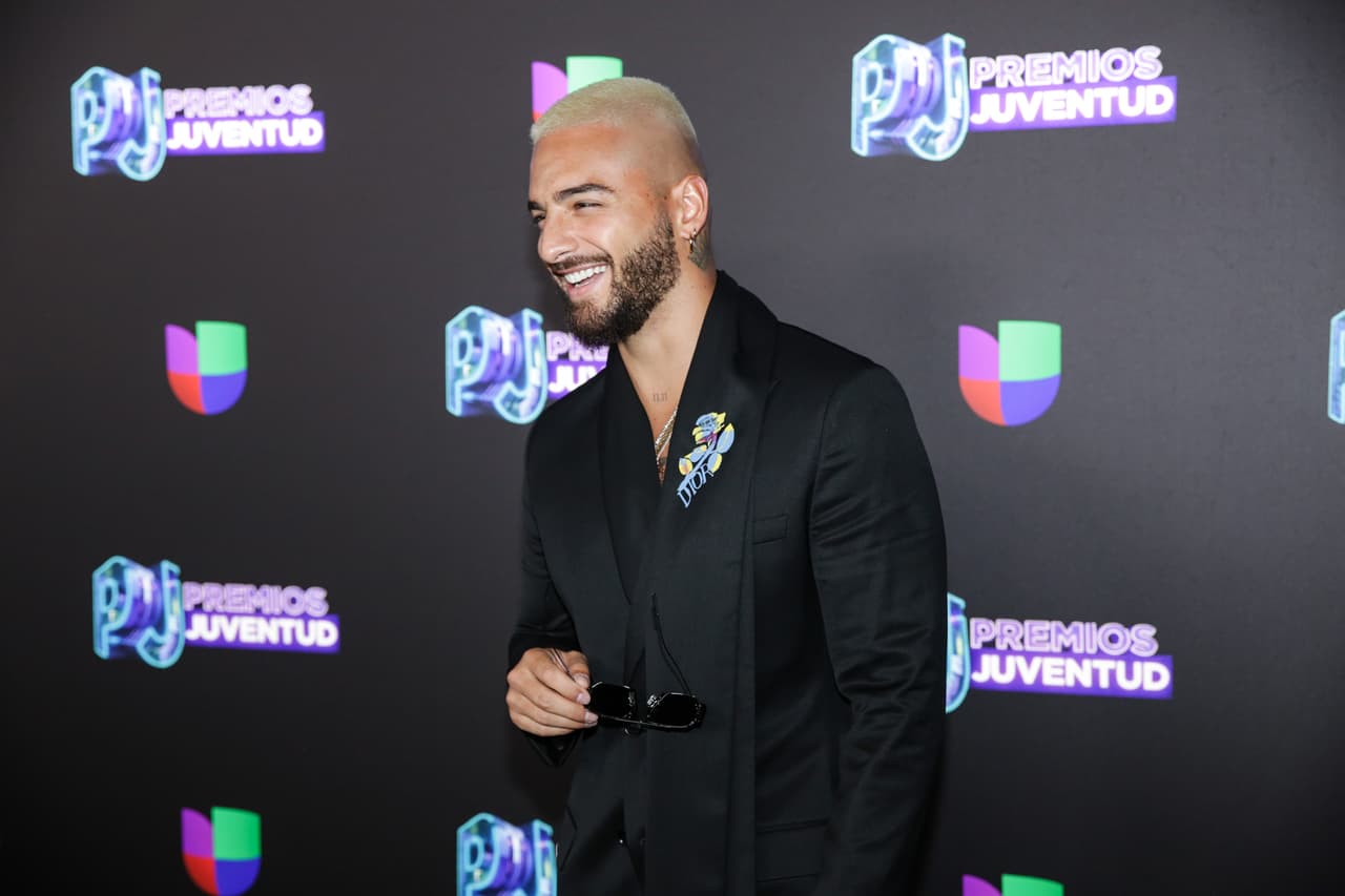 Maluma llegó partiendo plaza con un traje negro y el cabello rubio.
