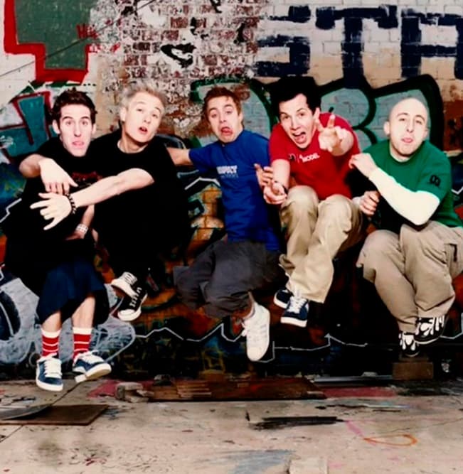 <b>Pierre Bouvier - Simple Plan</b>
<br>Algunas de las canciones llenas de riffs y batería alocada como 'Shut Up' o 'I'd Do Anything' hicieron que esta banda americana fuera considerada ciertamente emo.