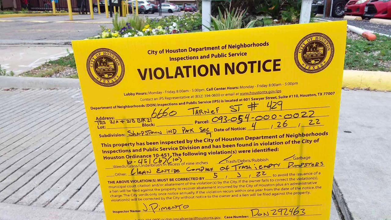 Para reportar violaciones al reglamento de la ciudad cómo basura en lotes baldíos, puedes llamar al 311 donde procesarán tu queja.