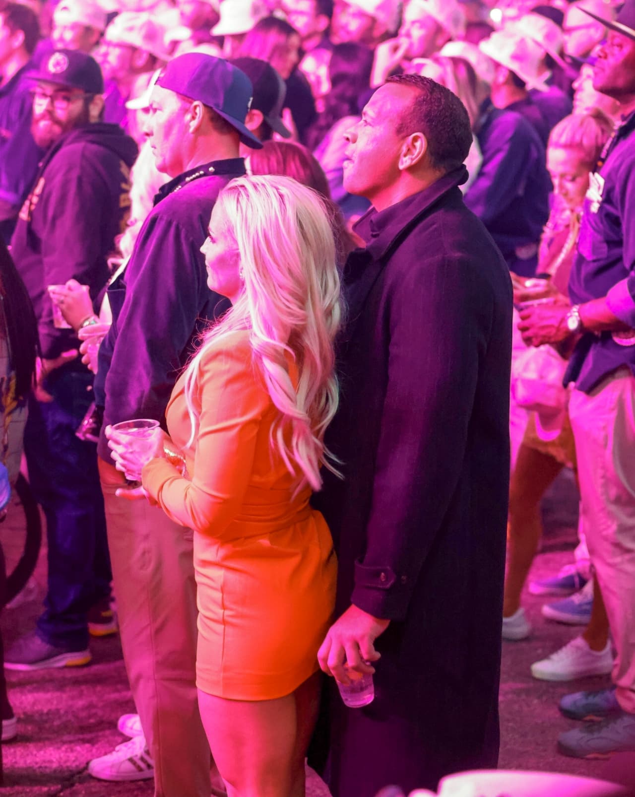 Además del exprometido de JLo y Jaclyn Cordeiro, decenas de celebridades como Cher, Serena Williams, Megan Fox y Cristina Aguilera, entre otros, estuvieron entre el público.