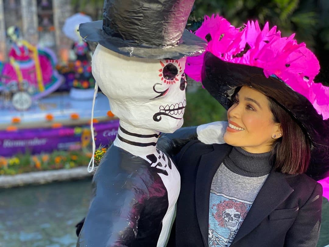 Los conductores mexicanos, Karla Martínez y Alan Tacher, iniciaron el mes con un viaje a San Antonio, Texas, para celebrar con el público de Despierta América, el Día de Muertos, una de las tradiciones más grandes de su país natal: "Con mi catrín guapetón. En la hermosa ciudad de San Antonio".