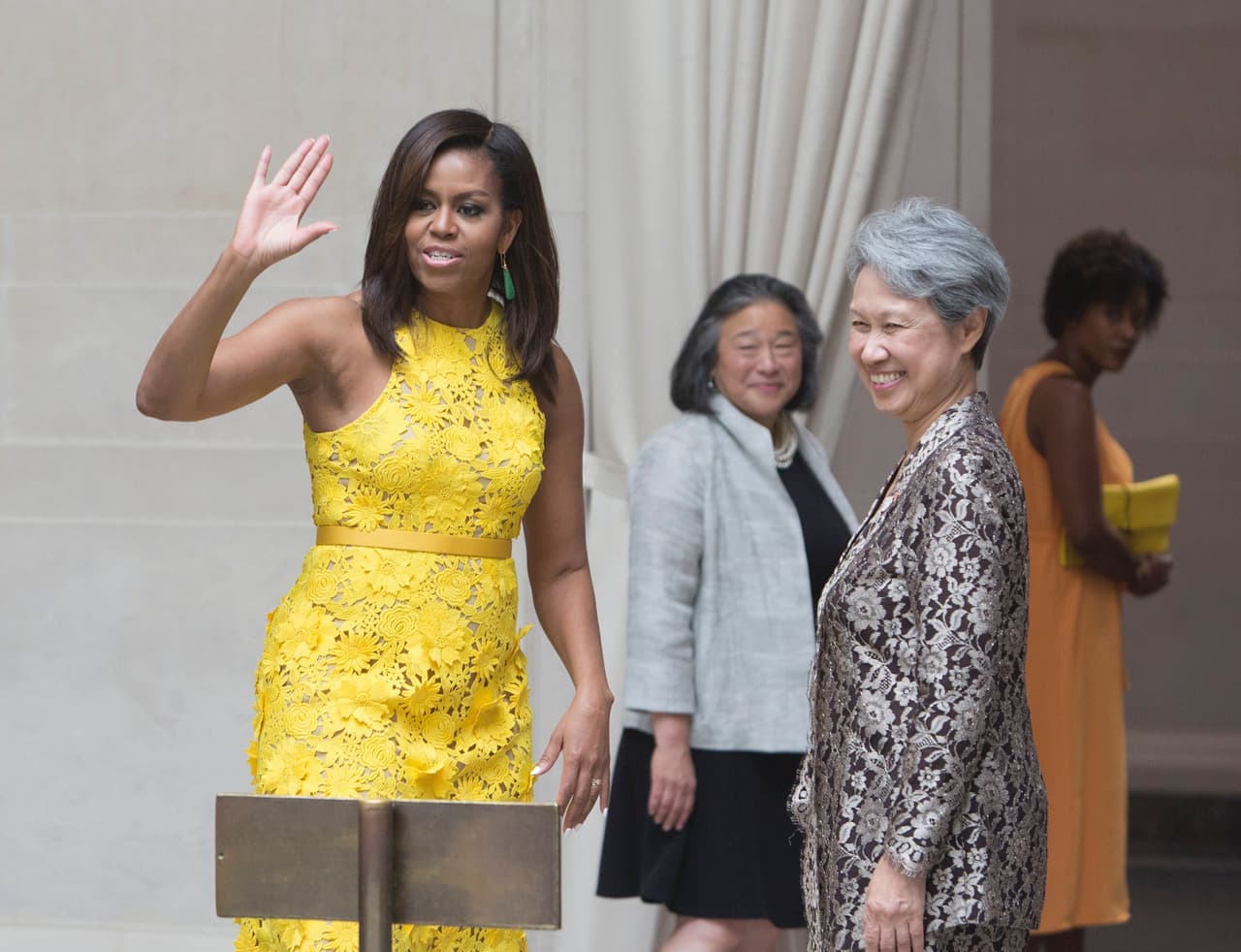 A solo unos días de haber visto este modelo creado por Naeem Khan desfilar en septiembre, en la semana de la moda de Nueva York, se lo vimos lucir a Michelle Obama para darle la bienvenida al Primer Ministro de Singapur.