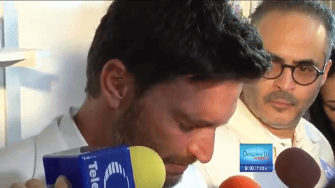 Y Julián Gil lloró. "Le pasa a todos los seres humanos 
<b>cuando una relación no prospera, lo más saludable es separarse" dijo Gil</b> en una conferencia de prensa en la que no pudo contener las lágrimas realizada en la ciudad de Miami, Florida, por el lanzamiento de su línea de productos Carson Life. El protagonista de 'Hasta el fin del mundo' agregó que había leído el comunicado emitido por la actriz venezolana, a quien considera "una gran mujer" y una gran madre a pesar de "la comunicación fracturada" y las diferencias que atraviesan.
