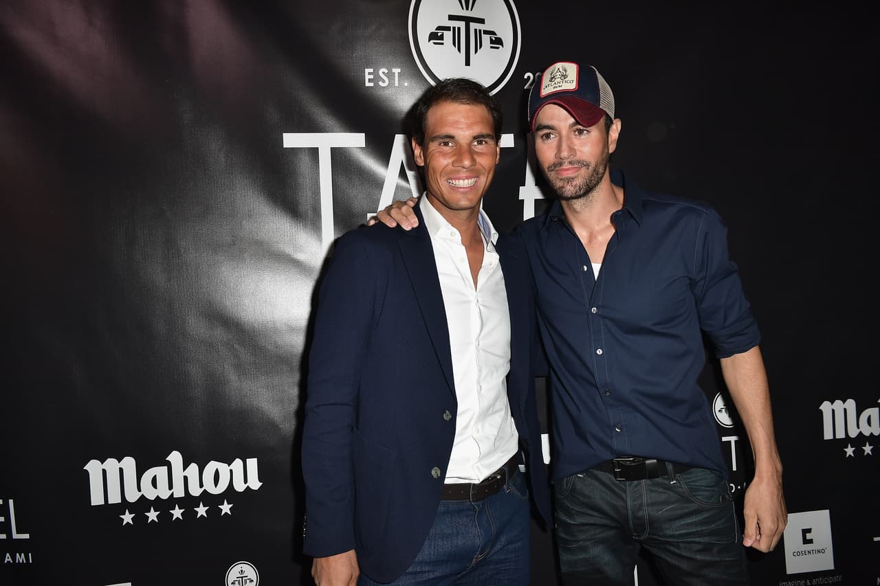 El tenista Rafael Nadal y el cantante Enrique Iglesias se unieron para abrir el restaurante de comida española Tatel, en Miami.