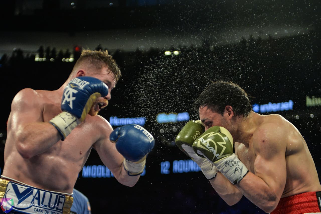 Te acercamos a los golpes que se dieron Saúl 'Canelo' Álvarez en contra de Julio César Chávez Jr., imágenes que te harán sentir en el ring.