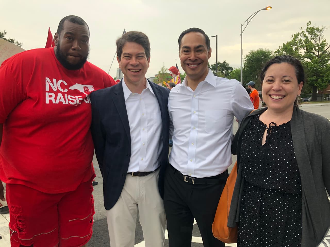 Julián Castro, uno de los candidatos a la presidencia de los Estados Unidos, hizo una visita a relámpago a Carolina del Norte