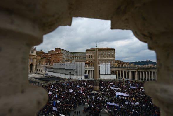 Ante el llenazo de la plaza de Bernini, considerada por Stendahl como "consumación del arte", el gentío esperaba también en la Via de la Conciliazione a que Francisco se asomara a la ventana de su apartamento del Palacio Apostólico para rezar su primer Ángelus como pontífice, en el quinto domingo de Cuaresma.