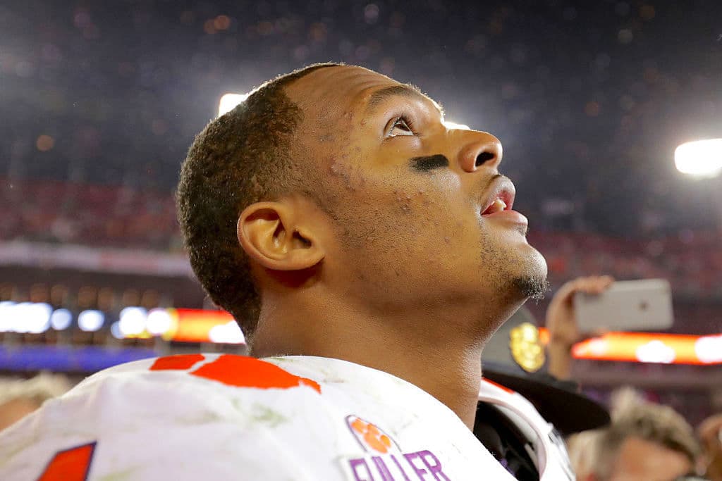 Una de las denunciantes alega que en agosto de 2020, en Houston, Watson
<b>“agarró” a la masajista por sus partes íntimas le pidió que lo complaciera sexualmente, </b>además de tratar forzarla a que
<a href="https://www.tudn.com/nfl-inicio/deshaun-watson-nuevas-demandas-agresion-sexual-marzo-2021" target="_blank">le practicara sexo oral</a>.
<br>