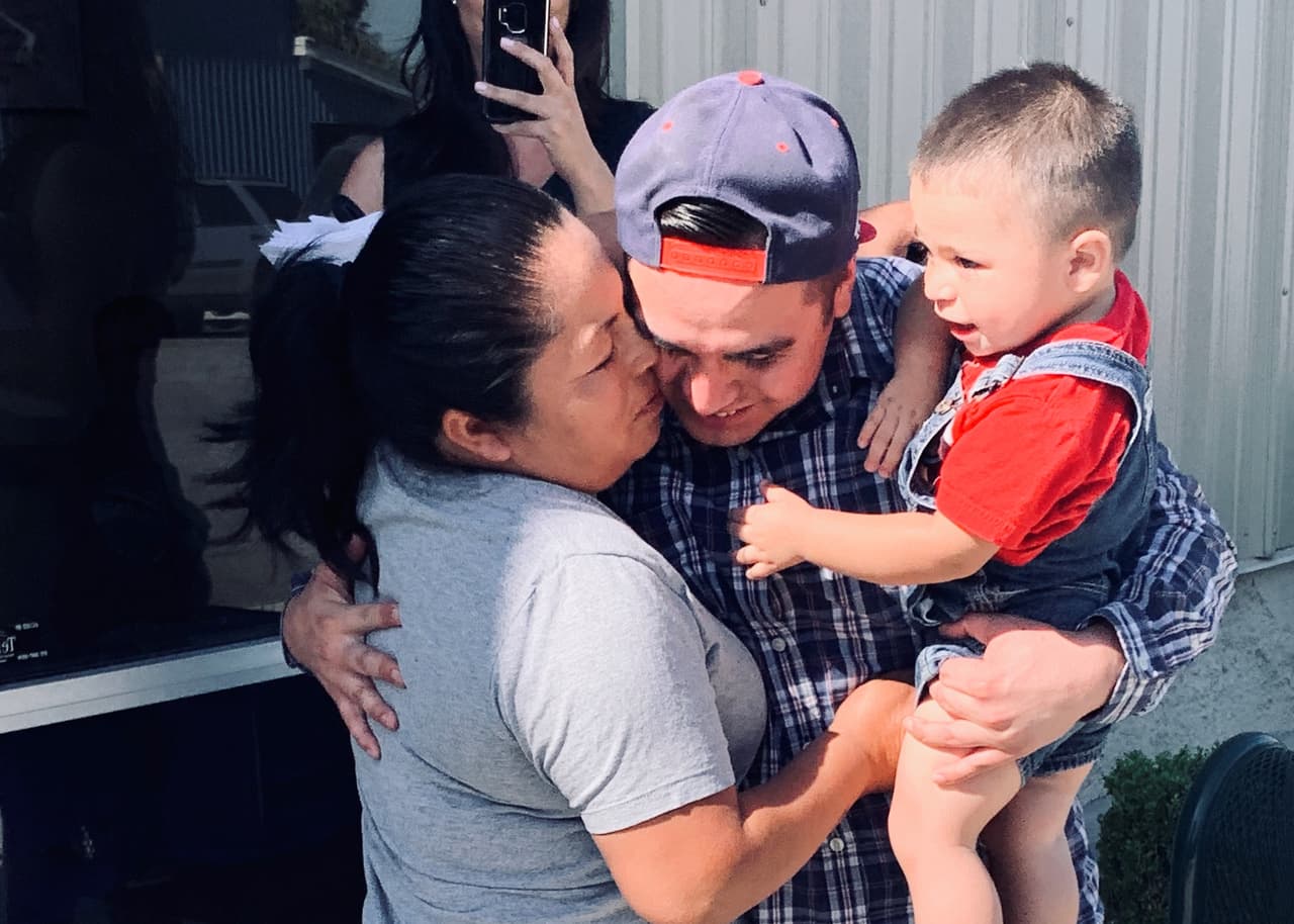 José Bello abraza a su familia tras recuperar su libertad.