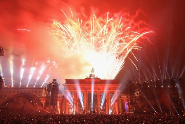 Así lucía la Puerta de Brandenburgo totalmente iluminada.
