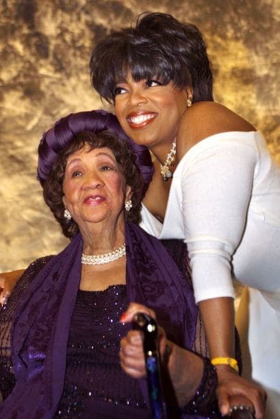 Oprah en 2002 con la doctora Dorothy Irene Height, durante un homenaje en Washington.