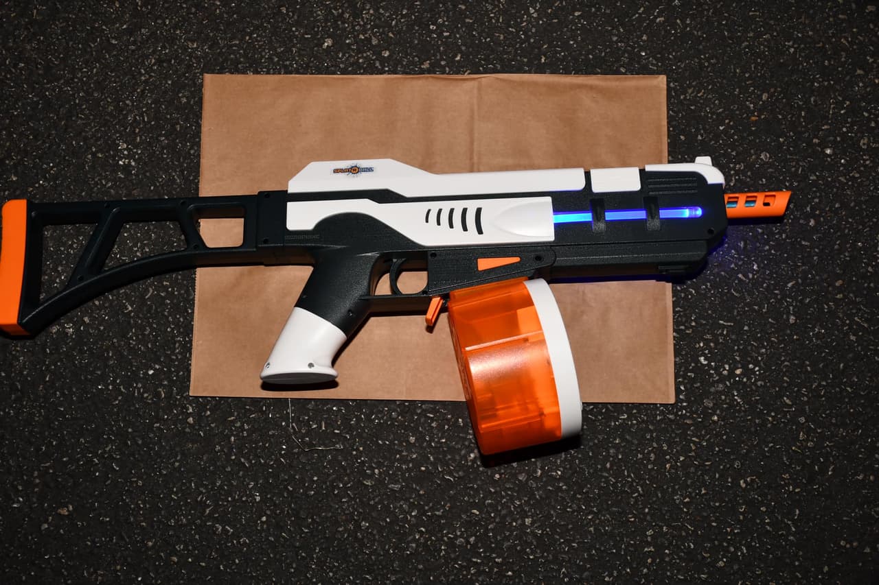 Detienen a adolescentes en el condado de Bexar por disparar armas de SplatRBall a personas al azar