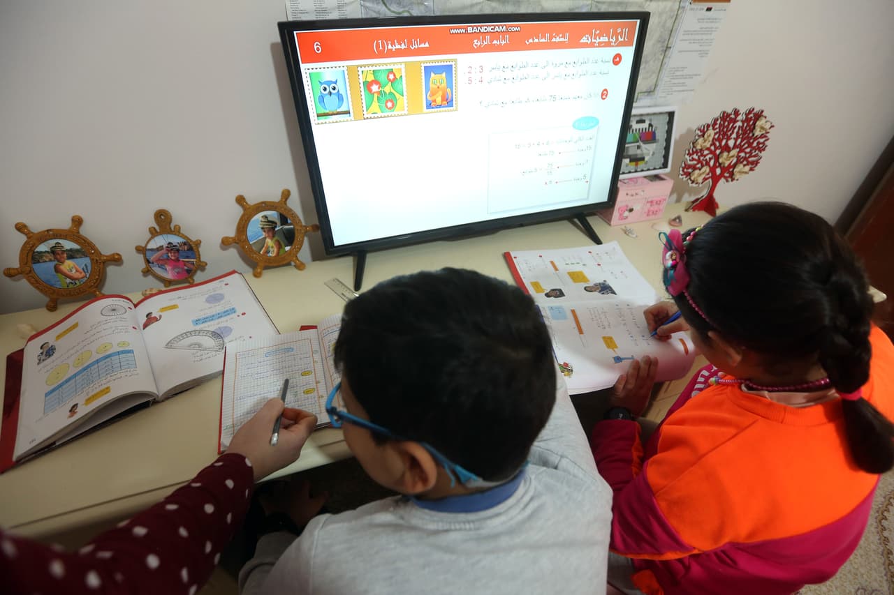 Ahora, con el regreso a las clases virtuales aún hay padre preocupados por lo difícil que se hace el acceso a la tecnología.
<br>
<br>La Dra. Jackson nos recordó que cualquier estudiante que necesite una computadora o acceso a internet debe pedirlo a su escuela o si no a través de la línea telefónica de CPS que es
<b> (773) 553-KIDS o (773) 553-5437.</b>