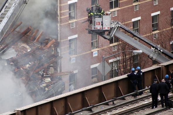 El derrumbe de dos edificios en el barrio de Harlem se debió a una explosión por una fuga de gas y confirmó al menos dos muertos, 18 heridos y varias personas desaparecidas. "La tragedia se originó por una explosión de gas y sabemos que hemos perdido a dos personas y que hay 18 heridos de diversa consideración y varias personas desaparecidas", dijo el alcalde de Nueva York, Bill de Blasio en una conferencia de prensa junto al lugar del siniestro. De Blasio detalló que las autoridades procederán a buscar entre los escombros una vez que los bomberos controlen el incendio, tras explicar que quince minutos antes de la explosión un vecino llamó a la empresa ConEdison para alertar de una fuga de gas