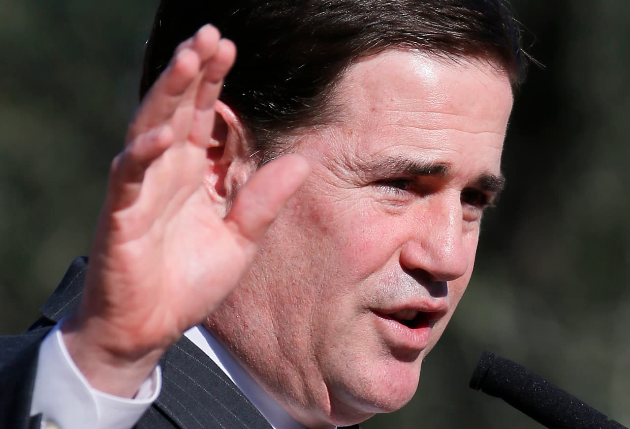 Senado de Arizona aprueba medida que busca limitar la autoridad del gobernador