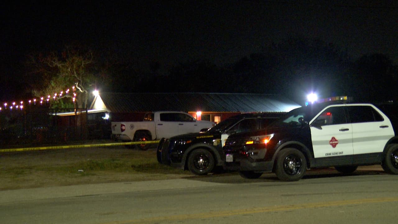 Los jóvenes llegaron al bar 
<a href="https://www.univision.com/local/san-antonio-kwex/adolescente-matar-hombre-bar-condado-bexar-pleasanton-road-sur">Cubilete en Pleasanton Road</a> para ayudar a su madre, quien estaba involucrada en una pelea física con otra mujer.