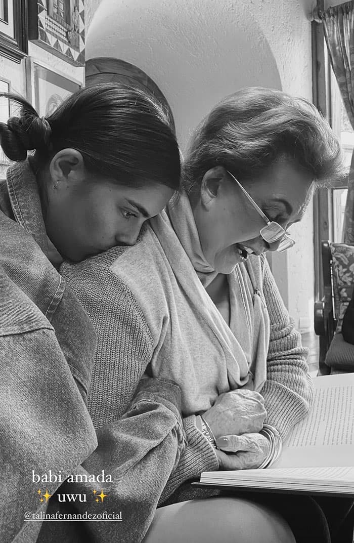 María le confesó a su abuela, Talina Fernández, con quien recientemente estrenó el podcast 'Platicando con mi abuela', que a los 11 años se decoloraba los vellos de dicha extremidad porque le avergonzaba ser la única en la escuela a la que se le notaban.