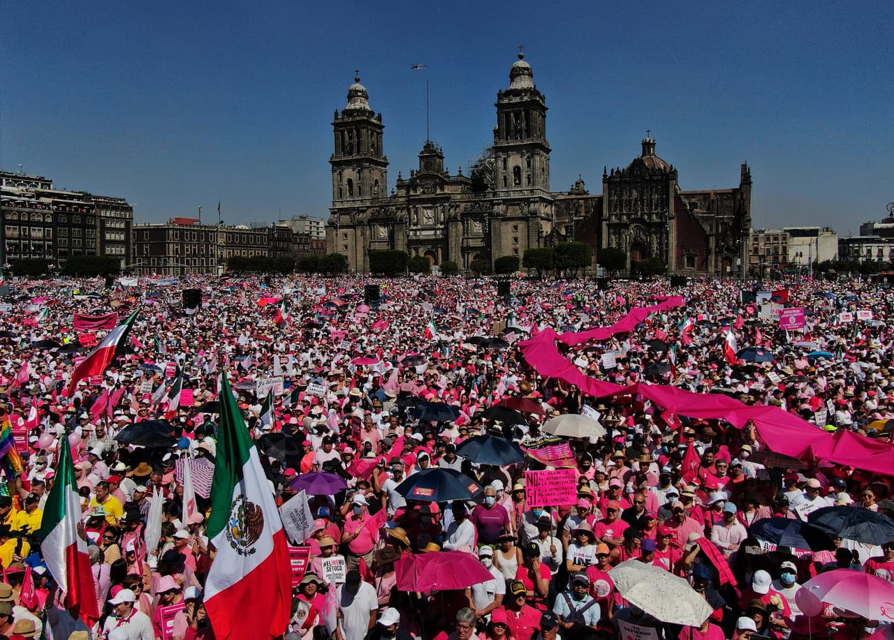 Manifestantes en contra de la reforma electoral del presidente mexicano Andrés Manuel López Obrador en el Zócalo de la Ciudad de México, este domingo 26 de febrero de 2023.