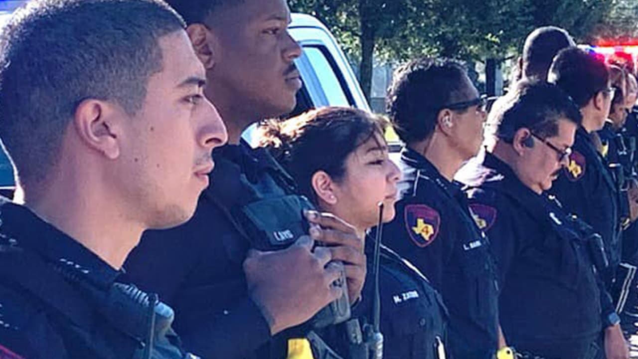 Los tres oficiales 
<a href="https://www.univision.com/local/houston-kxln/furia-volante-norte-houston">fueron atacados a tiros</a> con un rifle mientras trabajaban como guardias de seguridad en un bar al norte de Houston en un acto que las autoridades catalogan como una emboscada.