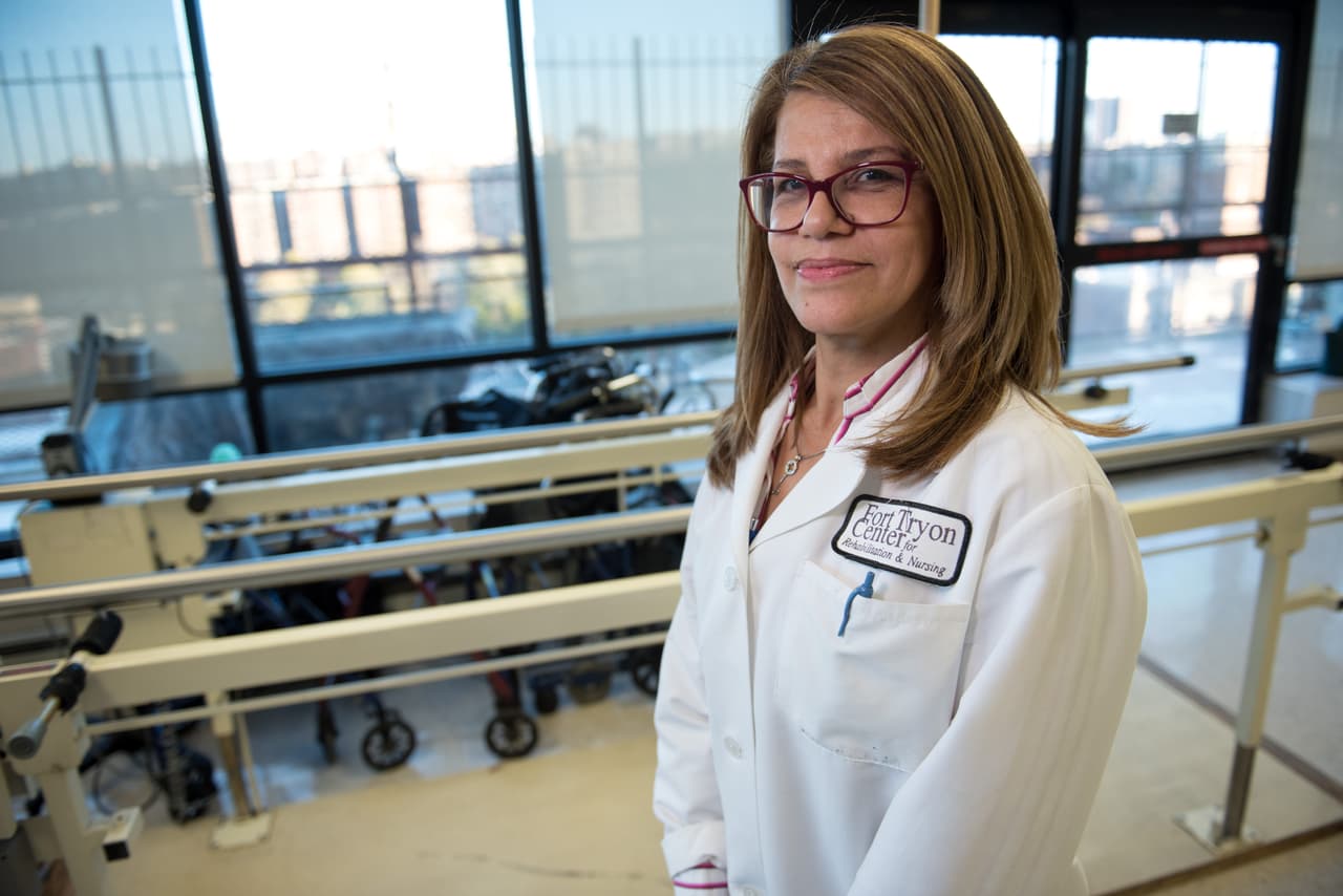 Luz Sanchez works with patients with physical rehabilitation at Fort Tryon Center for Rehab & Nursing in New York City, NY, on Novemeber 14, 2017. Photo ©Skyler Reid for Univision Digital