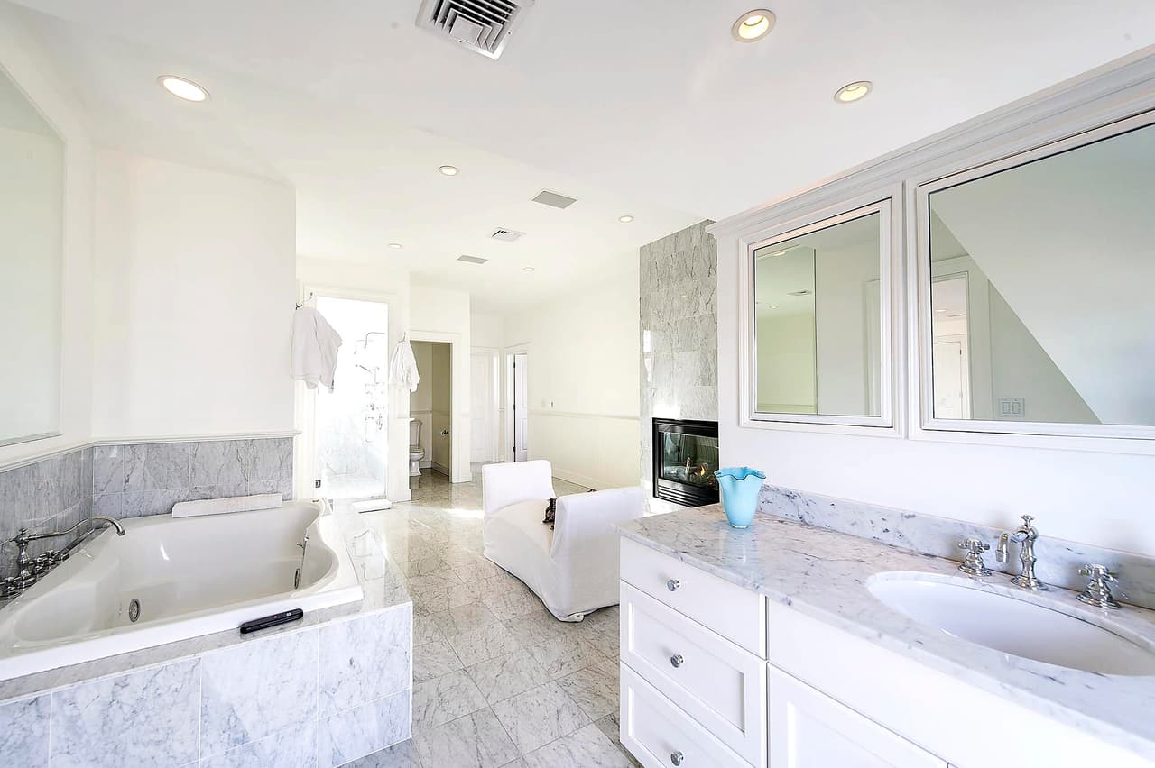 Es una casa de descanso ideal para el verano con cinco dormitorios y
<b>seis y medio baños.</b>
<br>