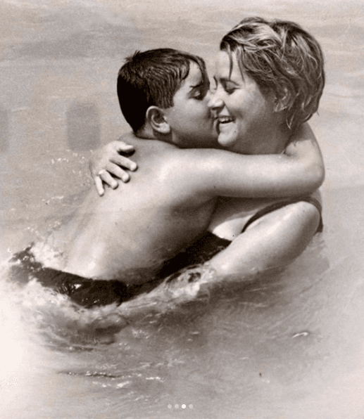 En varias ocasiones Raúl ha mostrado con este tipo de fotos y mensajes el gran amor que tenía, y mantiene, por su mamá María.