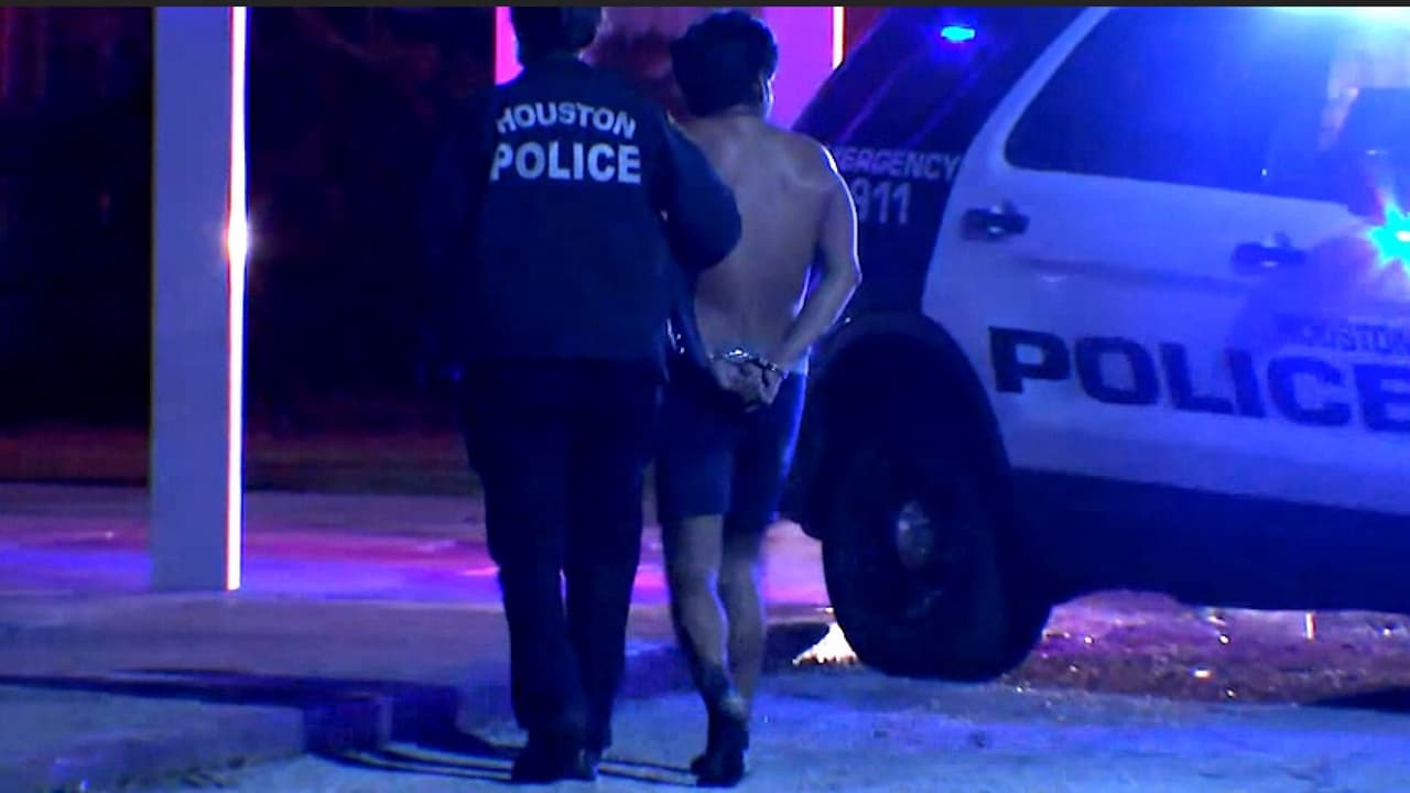 Un hombre en calzoncillos pedía ayuda en una calle de Houston: la policía halló a 26 inmigrantes secuestrados en una casa