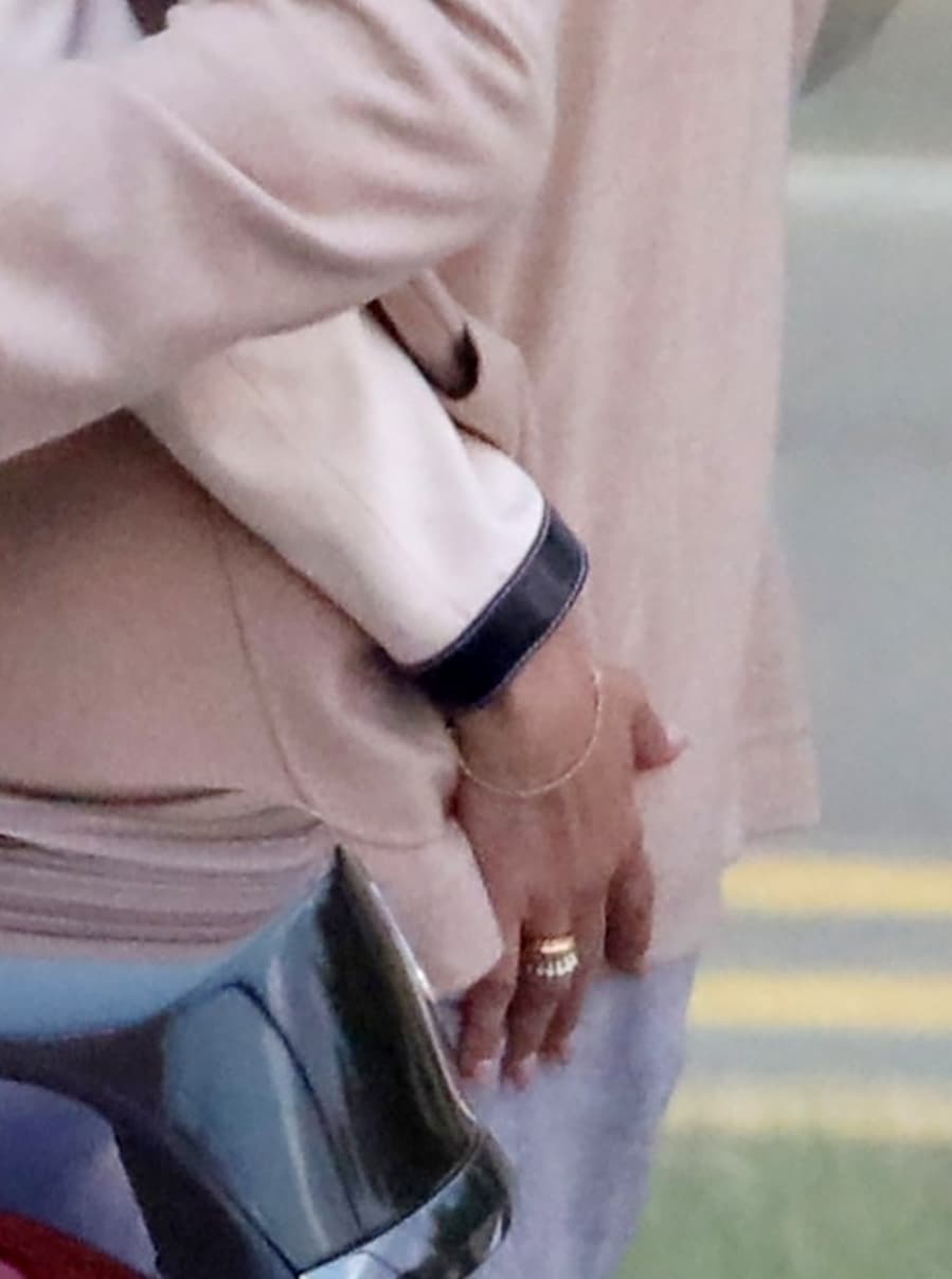 Los paparazzi lograron captar este momento cuando JLo abrazó a su marido.
<br>