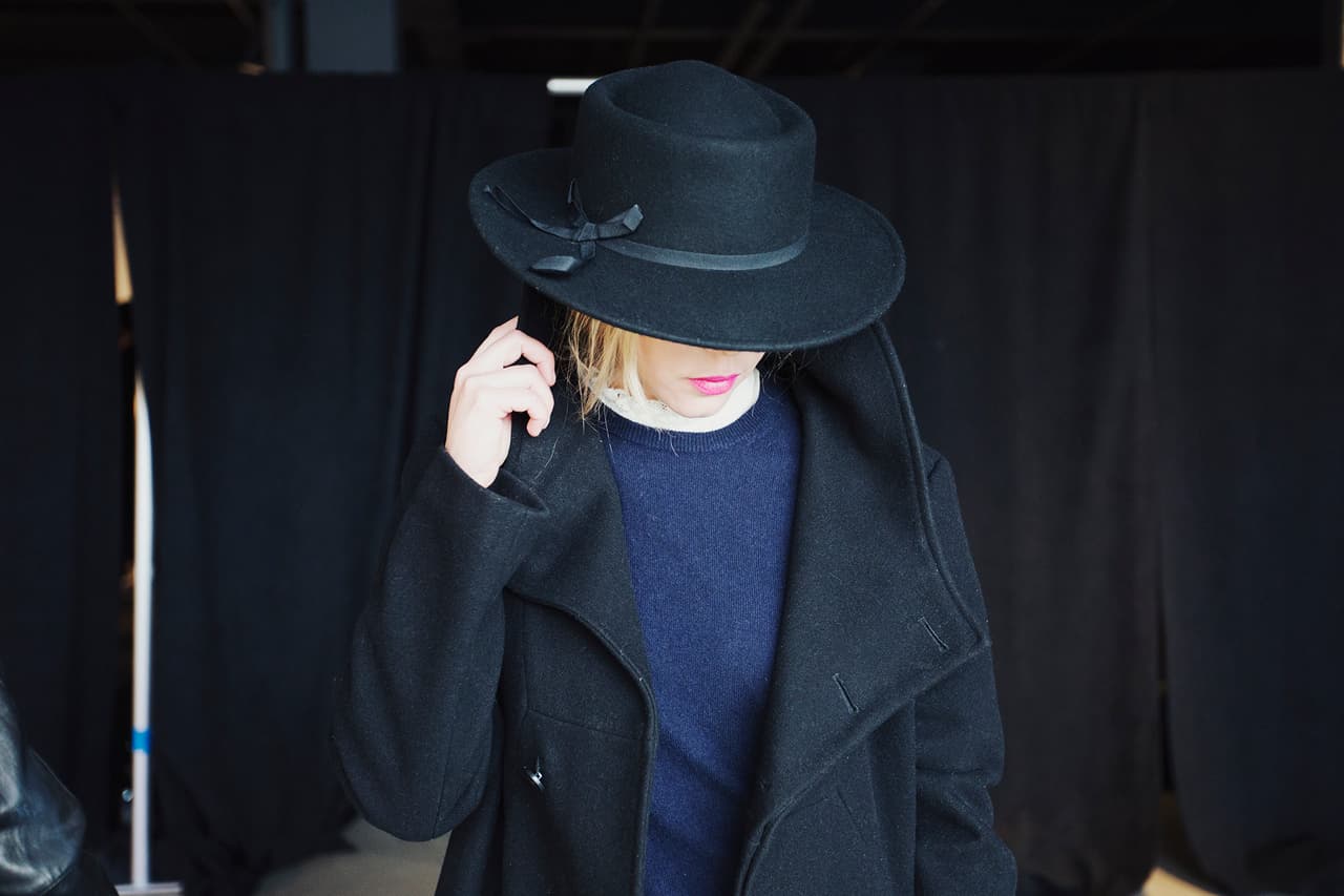 El sombrero tipo rejoneador, heredado de las corridas de toros, es uno de los más interesantes de la temporada. Su ala recta y compacta lo hace elegante y fácil de llevar.