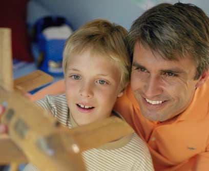 El paso primordial que los padres tienen que seguir ya sea para buscar este mentor o ampliar esa red de apoyo es ser proactivo, el padre tiene que buscar si no existe una relación ya establecida positiva con adultos y buscarlo en las escuelas, lugares de la comunidad, de la iglesia, etc.