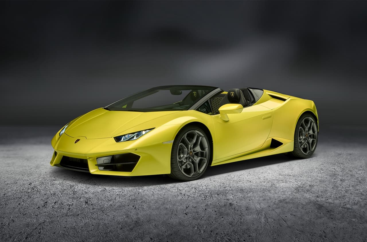 La marca italiana se presentó en la ciudad del Auto Show, aunque
<b>sin ser parte del evento</b>, y decidió develar allí el Huracán Spyder,
<a href="http://http://www.univision.com/noticias/lamborghini/lamborghini-aprovecharia-el-auto-show-de-los-angeles-para-lanzar-una-evolucion-del-huracan"><b>como se había filtrado anteriormente en la prensa</b></a>.