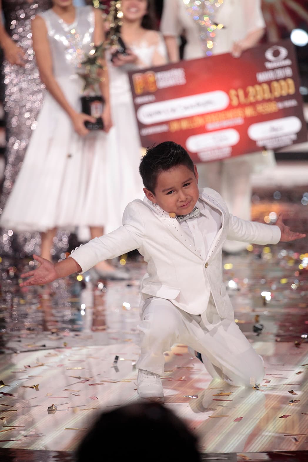 Giovani fue el más fotografiado de la ceremonia de clausura; sin pena, el capitancito posó ante las cámaras (hasta se le olvidó que estaba enfermo).