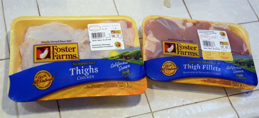 Vista de dos bandejas de pollo de la empresa Foster Farms, la empresa avícola cuyas instalaciones han sido cerradas temporalmente en la ciudad de Livingston, California, debido al incumplimiento de normas de salud y seguridad para sus empleados en tiempos del coronavirus.