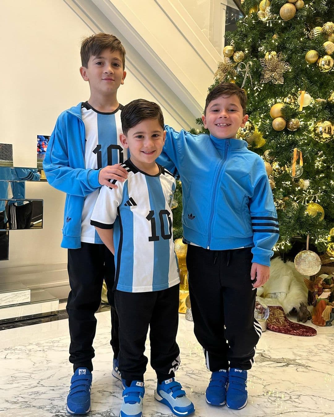 Thiago, de 10 años, Mateo, de 7, y Ciro, de 4, son los más grandes admiradores de Lionel Messi.
