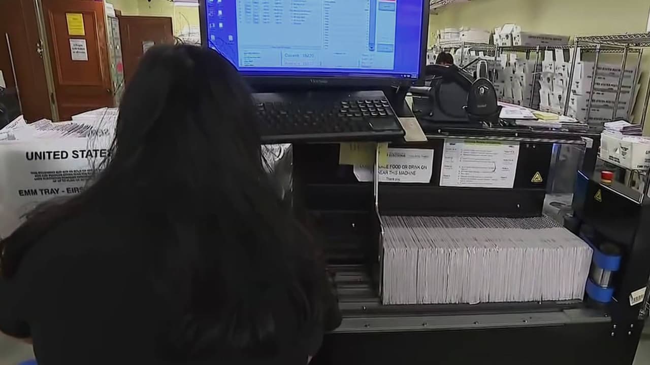 Jueza federal extiende bloqueo a orden de Trump para restringir el voto por correo