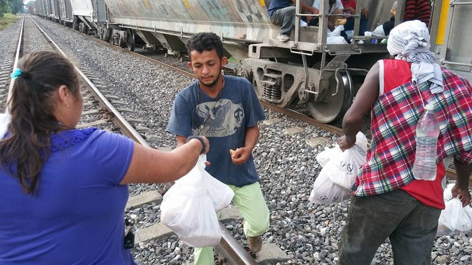Desde hace 21 años ‘Las Patronas’ alimentan a migrantes que pasan por Veracruz.