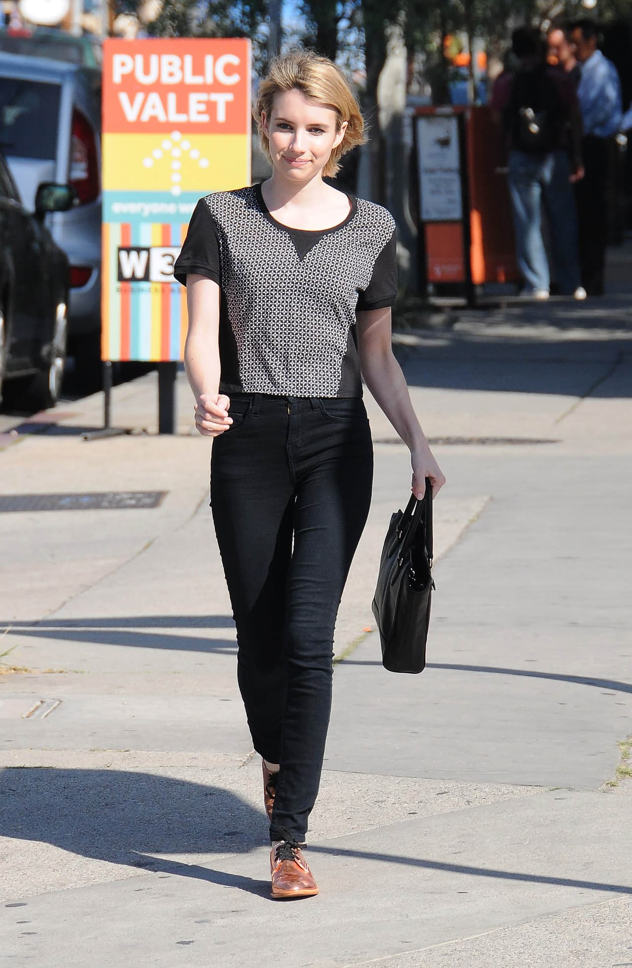 Toda chica 'chic' lucirá fabulosa con jeans que combinen fantásticamente con blusas con diseños simétricos que resalten el cuello y la cara.