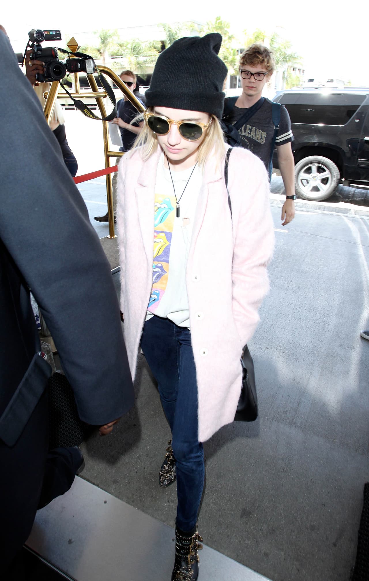 El contraste también es algo que podemos aprender de la actriz. Mira cómo usa abrigos claros con gorros oscuros.