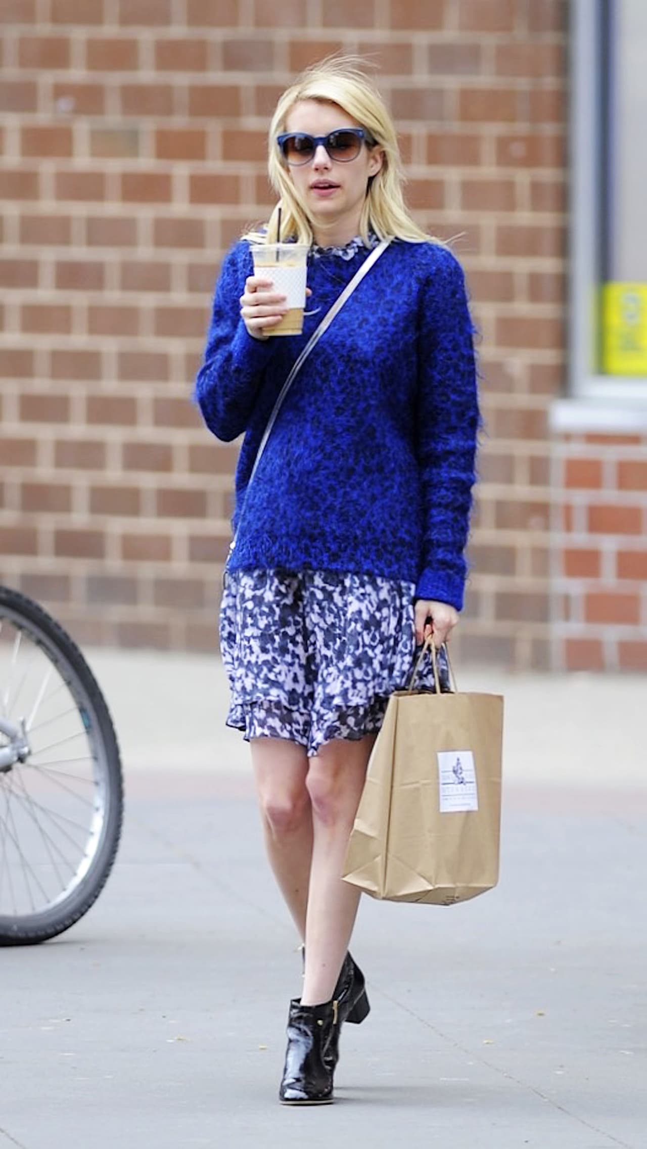 No hay que temer a la mezcla de faldas con diseños llamativos y abrigos lisos.