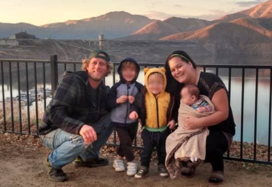 Identifican a los tres niños asesinados presuntamente por su madre en Reseda, California