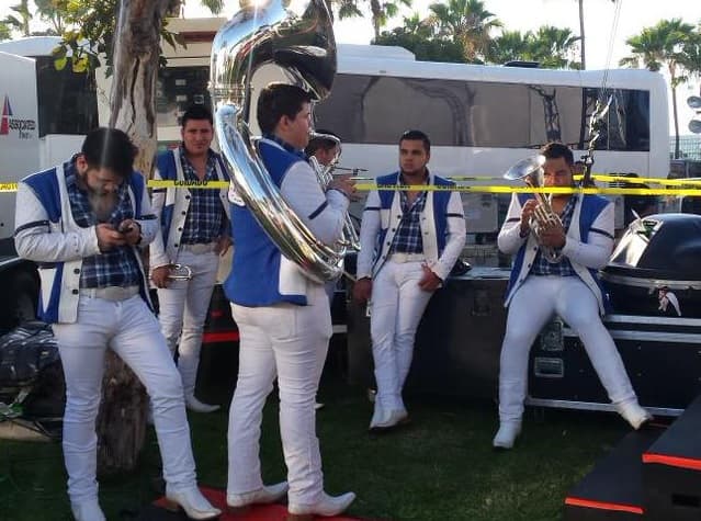 Los Recoditos fueron captados afinando sus instrumentos, poco antes de salir al escenario.