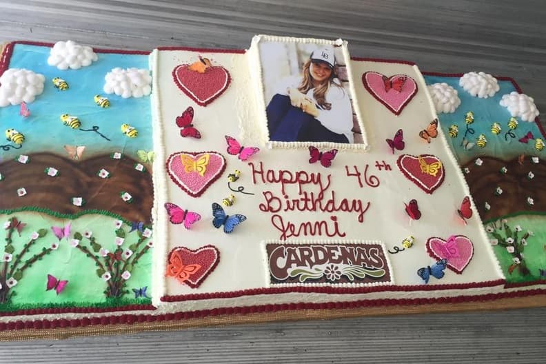 Al Marina Green Park llegó un enorme pastel de cumpleaños. Los miles de asistentes le cantaron 'Happy Birthday' a la diva.