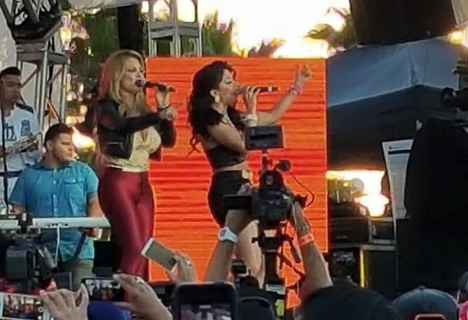 ¡Mamacitas! Las chicas de Horóscopos de Durango pusieron el toque sexy. Marisol y Vicky Terrazas se robaron los aplausos de los caballeros.