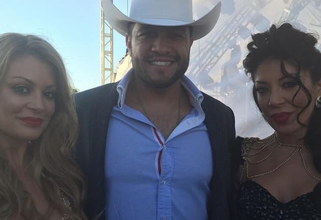 Después de bajar del escenario posaron muy coquetas para las fotos. Aquí las vemos con Jovanko.