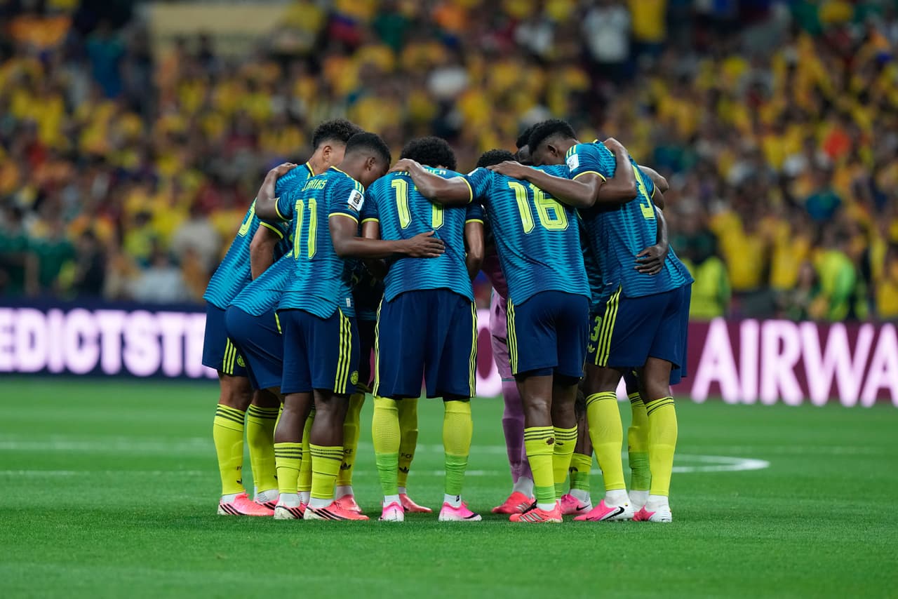 Jugadores de la selección colombiana se reúnen antes del partido de fútbol del Grupo K del Mundial entre Uzbekistán y Colombia en la Ciudad de México.