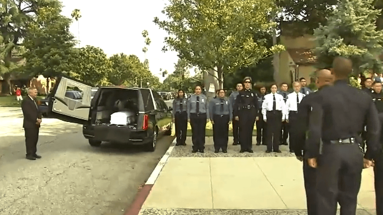 Policías de South Pasadena y oficial del Sheriff de Los Ángeles en la ceremonia privada.