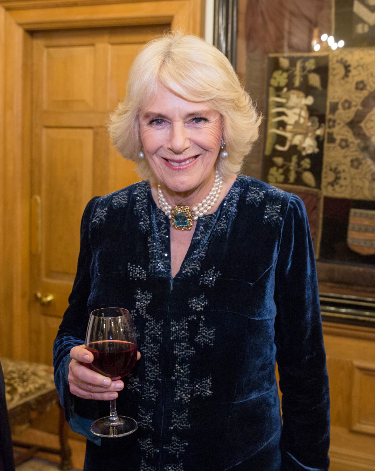 El supuesto hijo de los duques de Cornwall dijo que fue concebido cuando el príncipe Carlos tenía 17 años y Camilla Parker 18.