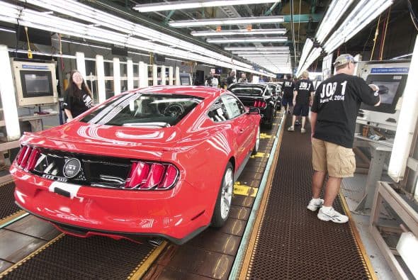 Ford inició la producción de la nueva generación del Mustang en la planta de Flat Rock, en el Estado de Michigan, Estados Unidos, este vehículo se comercializará en 120 países. Ford indicó que el inicio de la fabricación de la sexta generación de este vehículo representa un hito para la compañía y explicó que este auto se producirá también con volante a la derecha, lo que permitirá su venta en 25 mercados adicionales. En cuanto a precios, el Mustang 2015 se comercializará desde los $24,425 y hasta los $42,425 con tres diferentes motorizaciones. La versión base utilizará el V6 de 304 caballos de fuerza, pasando por el EcoBoost de cuatro cilindros con 314 para tener como tope de gama al GT con el motor V8 de 5.0 litros con 441 caballos de fuerza.
